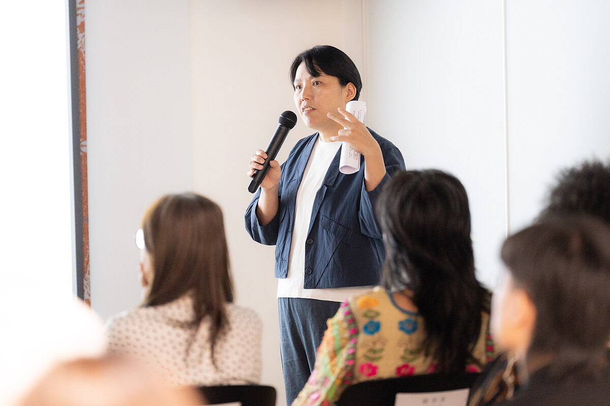 策展人呂佩怡介紹2026亞洲藝術雙年展展題及參展藝術家作品。