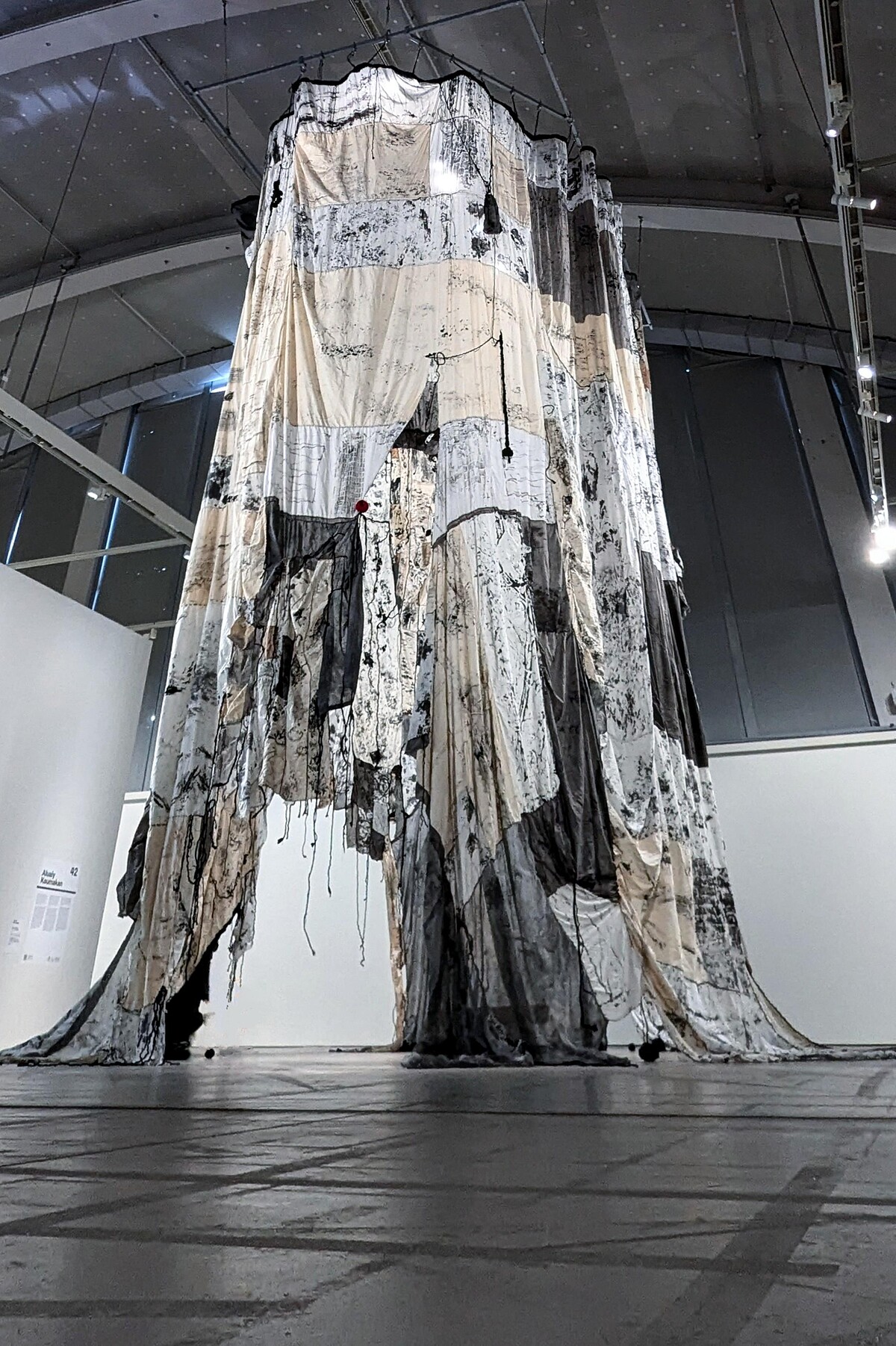 武玉玲,《拓印計畫》系列,2014 年起,布料、灰燼、各種植物汁液、墨汁,尺寸依場地而定;藝術家提供。