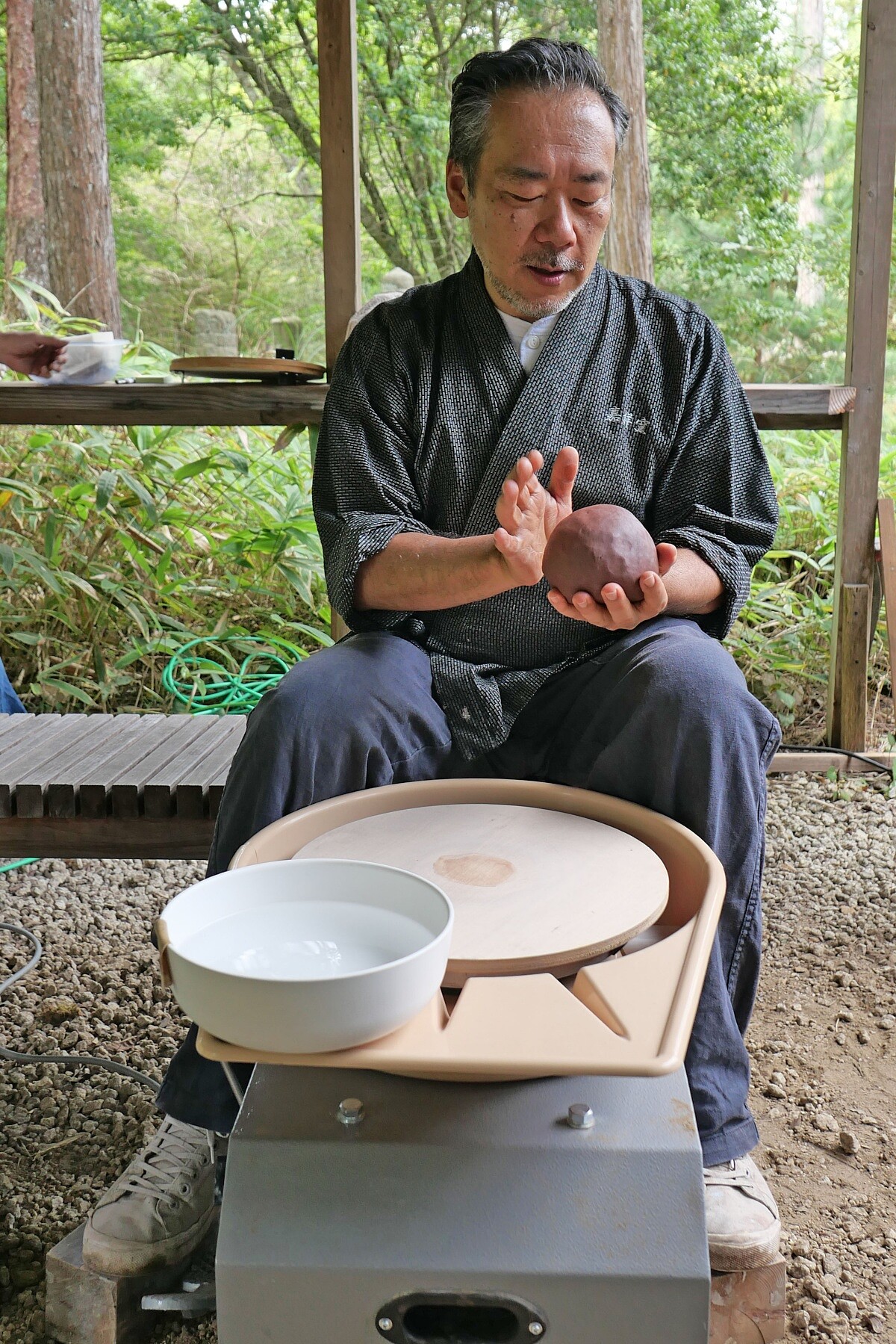 第四代傳人森岡嘉祥示範製作步驟。