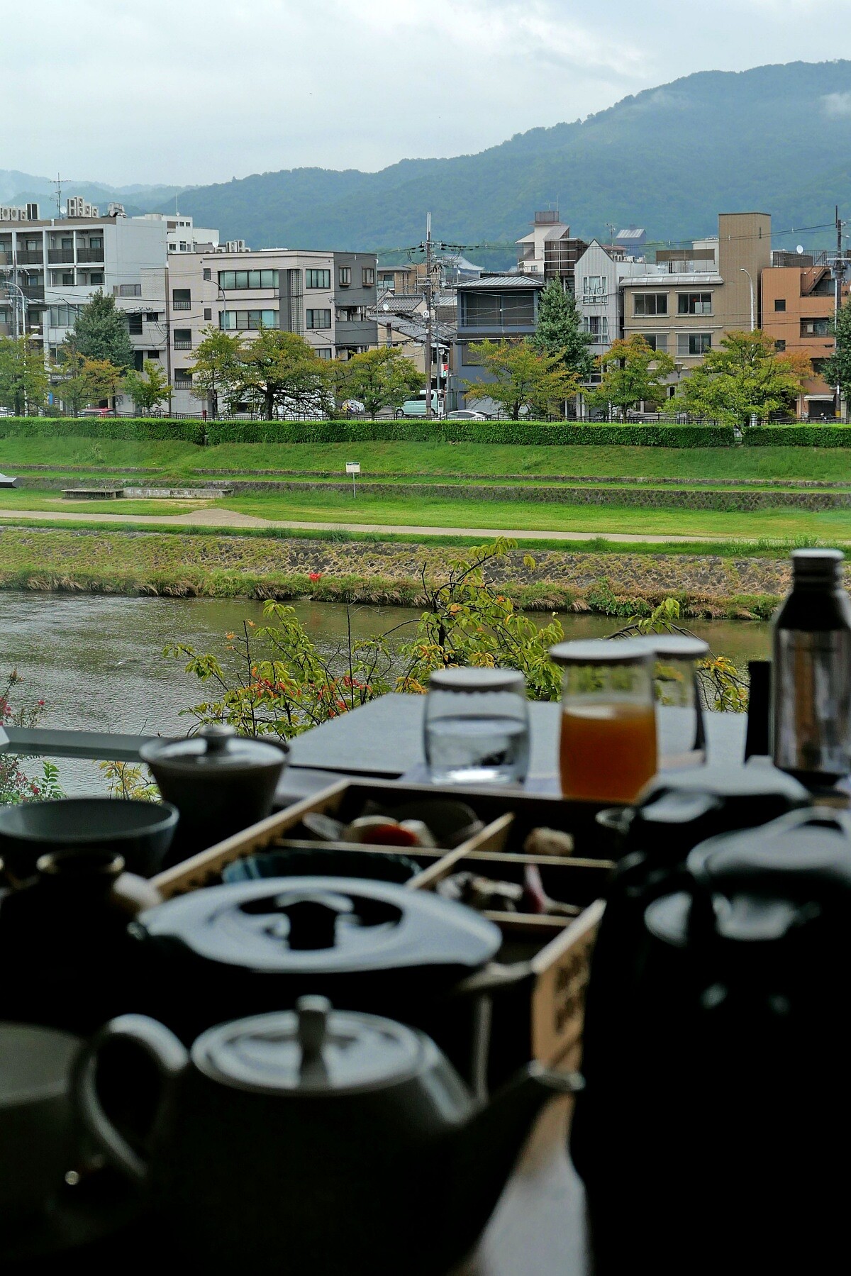 雨天的鴨川難見的空無一人。