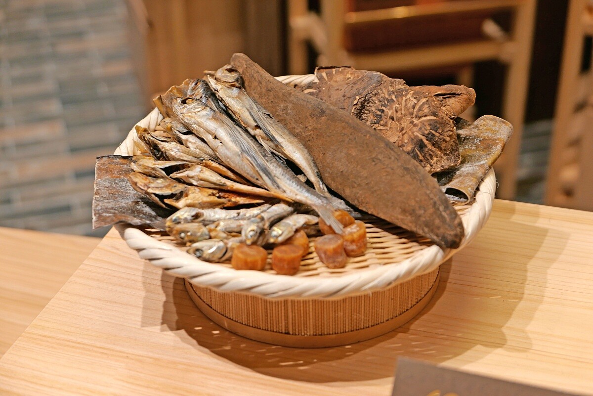為了讓湯頭只有乾貨的鮮味,精選大量優質乾貨。