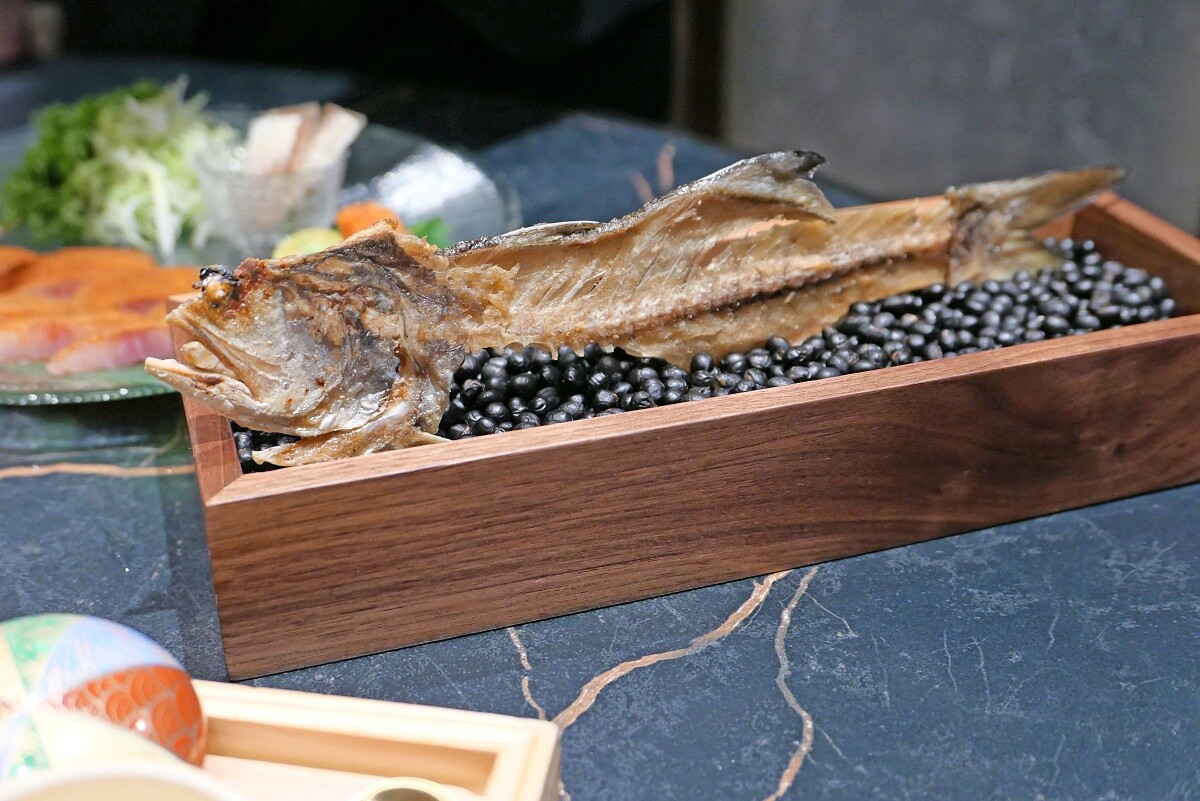 午仔魚的魚骨變成了「午仔魚化石餅」。