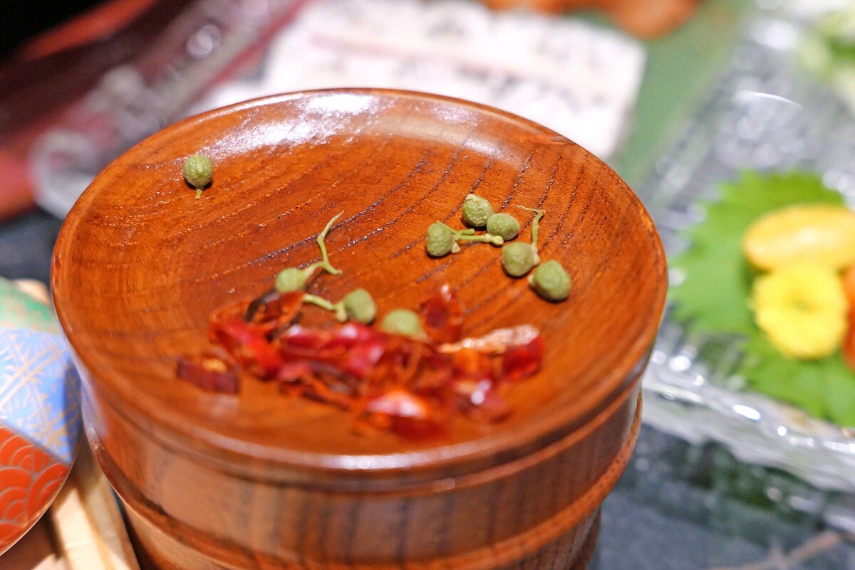新鮮花山椒與酸菜搭配成酸菜魚的吃法。