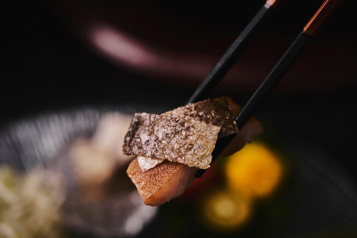 汲取北京烤鴨「下嫩上脆」的口感,把魚皮做成脆片。
