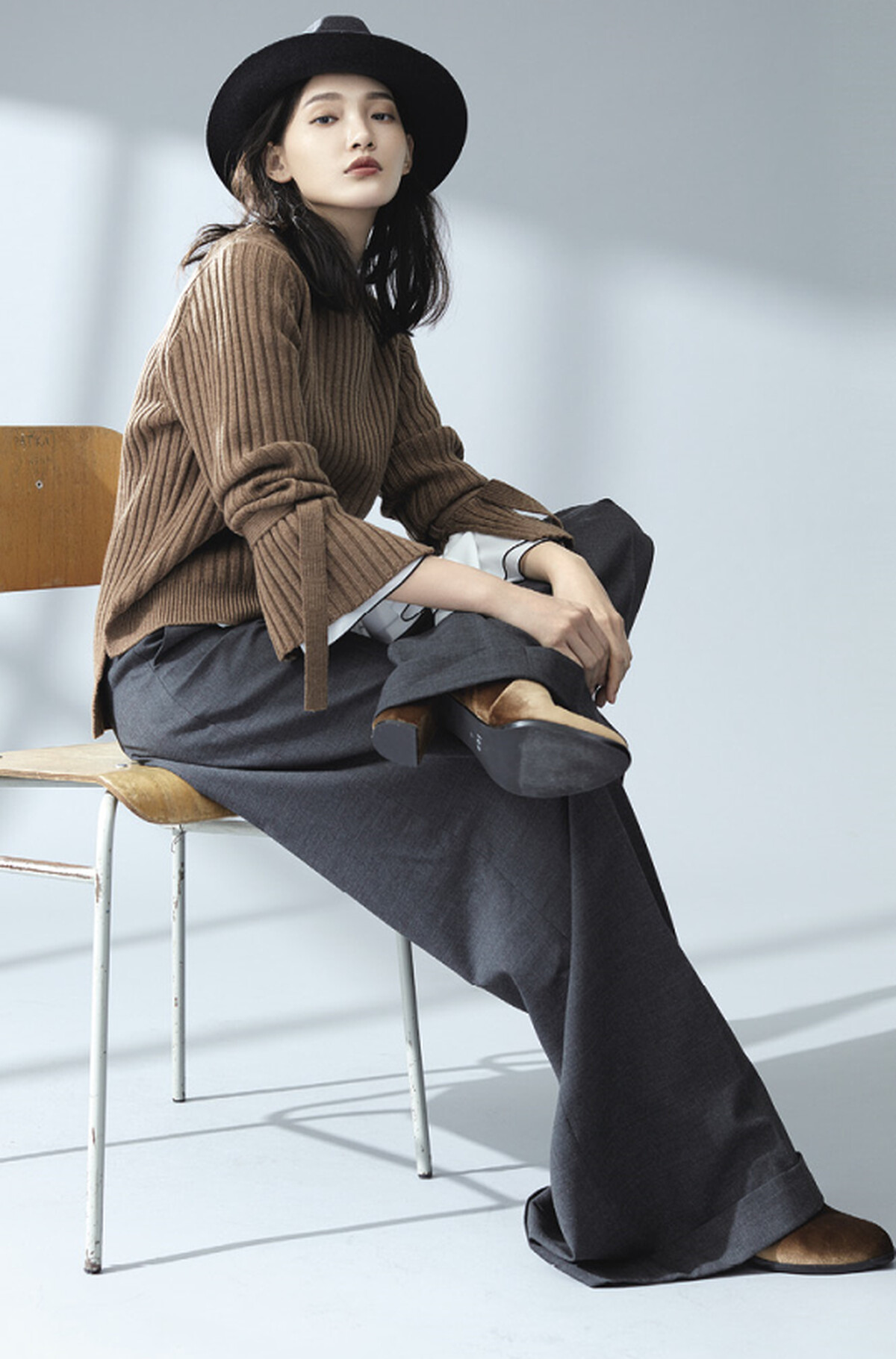 袖口飄帶針織衫 NT7,980，復古荷葉袖襯衫 NT價格未定，時尚長寬褲 NT價格未定，天鵝絨短靴 NT價格未定，羊毛紳士帽 NT5,980 / all by iCB