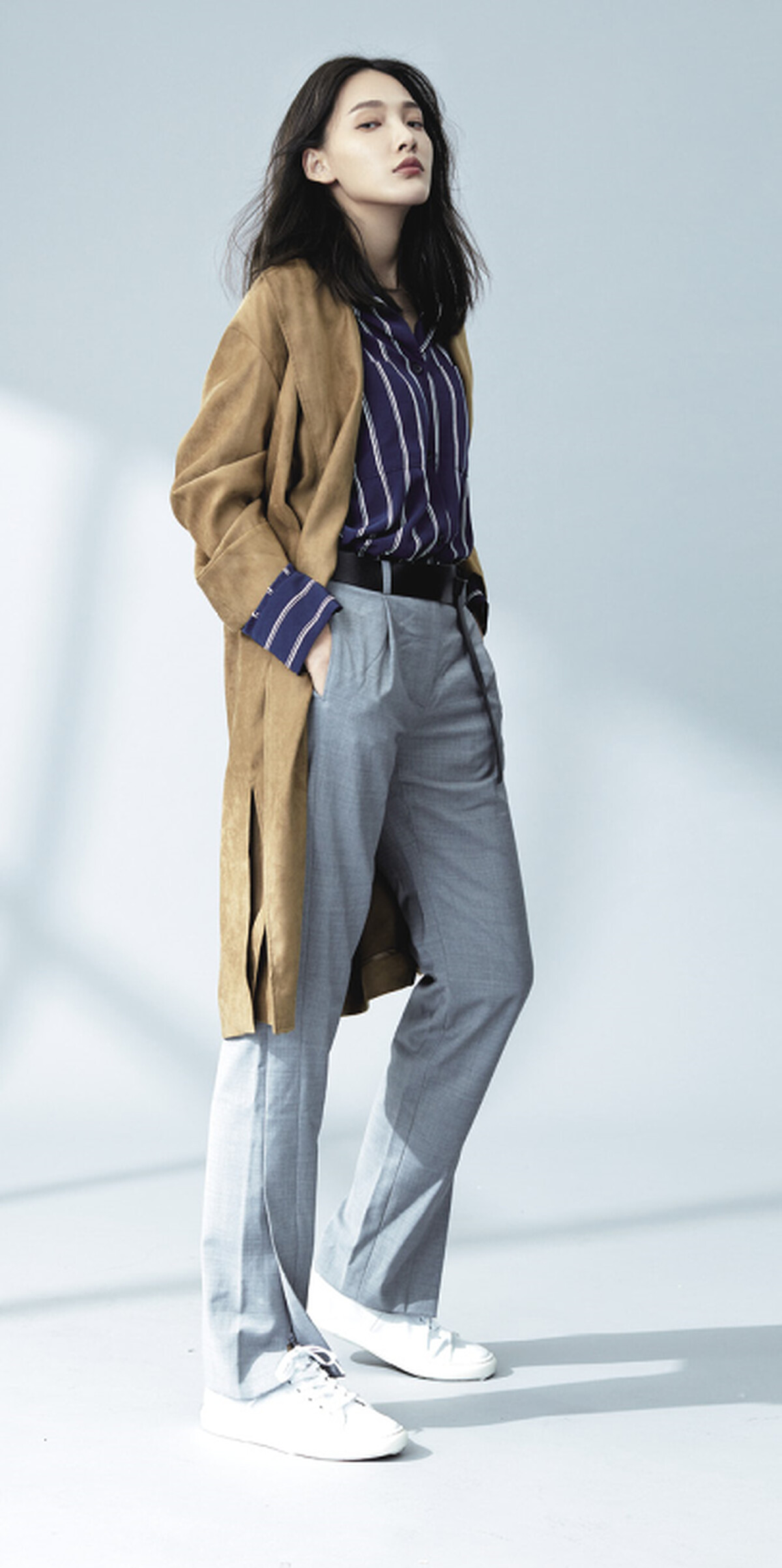 仿麂皮風衣 NT11,800，時尚條紋襯衫 NT7,480，俐落開衩長褲 NT8,680，皮革休閒鞋 NT7,680 / all by iCB