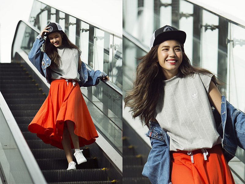 adidas Originals 灰色抽繩T-shirt，NTD $1,890 (單寧外套、裙子為編輯個人私物)