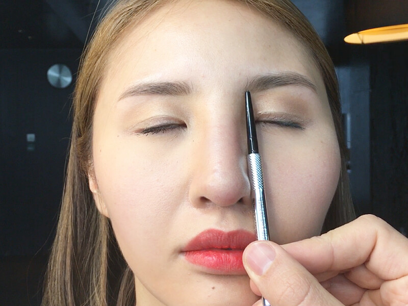 將眉筆垂直於鼻翼，就可以找出眉頭開始的位置。