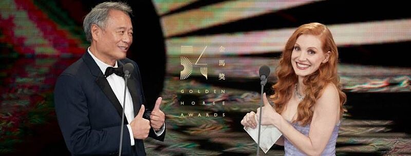 潔西卡雀絲坦(Jessica Chastain)跟李安一起比讚，超級可愛