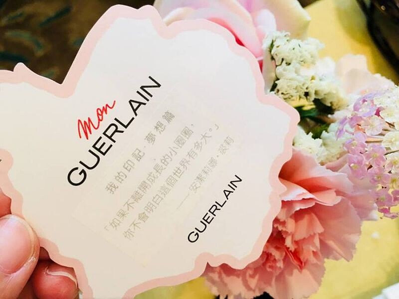 特製的牡丹花試香紙噴上香水,就會緩緩顯現安潔莉娜裘莉的午茶悄悄話。每一張試紙內容都不一樣