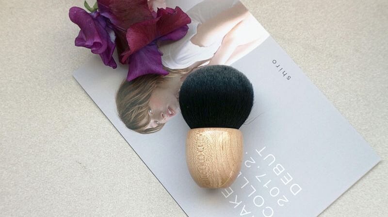 白鳳堂蘑菇刷中楓蜜粉刷，超級柔軟與奢華的山羊毛材質，輕鬆打造自然的底妝。