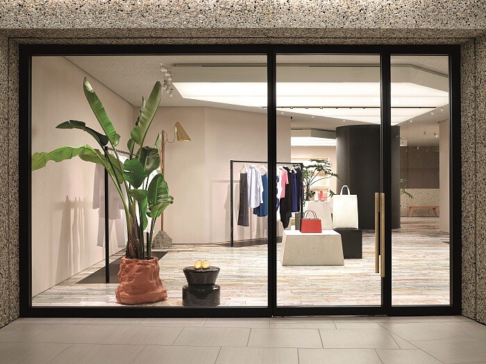 (別小看這些盆栽，全是算好高度才能被放入店內)