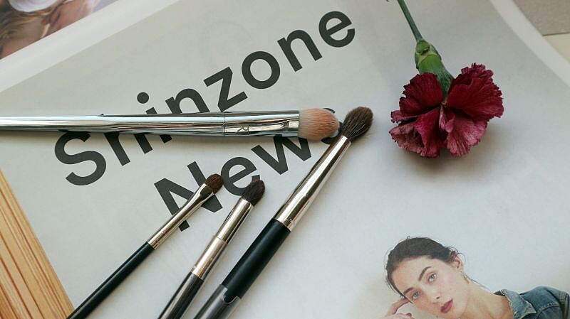 (由左至右)Real Techniques Bold Metals 200 Oval Shadow、MAC Mini Shader Brush 228、NARS Eye Contour Brush 14與Precision Blending Brush 13