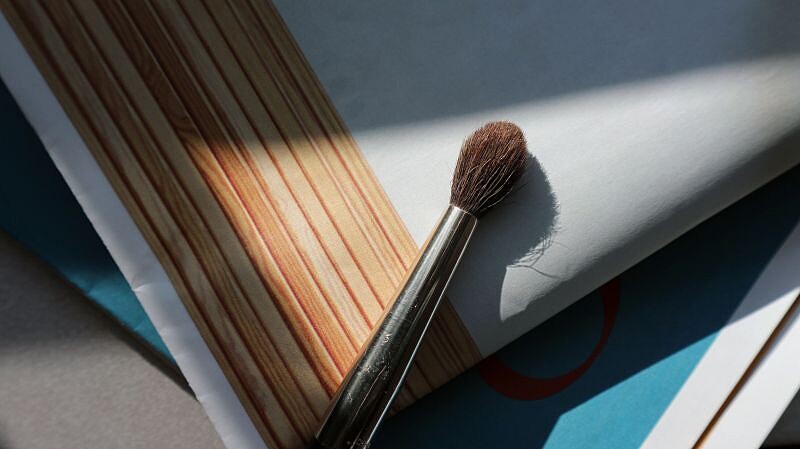NARS的Large Dome Brush 13，可以自然的暈開眼影的圓形刷