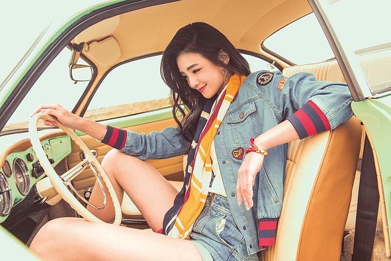 TommyXGigi 徽章貼布棒球外套、合身Ｔ恤、星星圖案裝飾牛仔短褲、絲巾，all by Tommy Hilfiger。