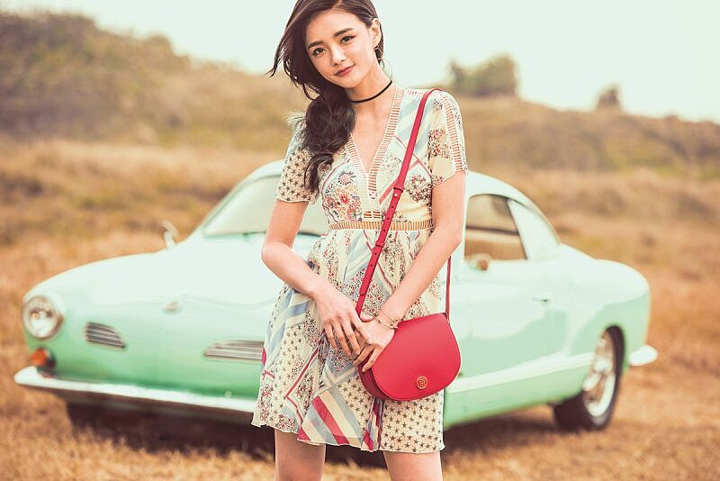 TommyXGigi 印花雪紡V領連身洋裝、肩背小包，all by Tommy Hilfiger。