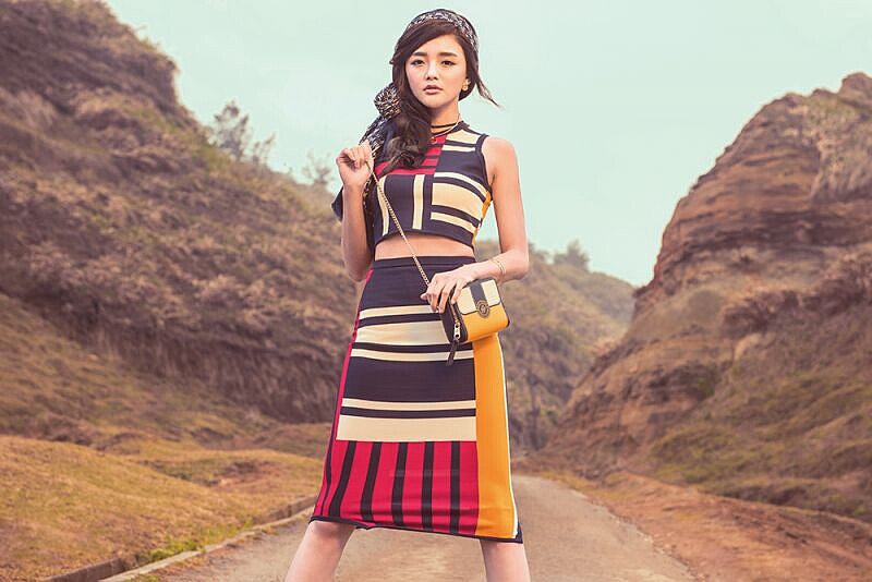 TommyXGigi 幾何條紋短背心、幾何條紋高腰窄裙、圖紋絲巾、條紋鏈帶小肩背包，all by Tommy Hilfiger。