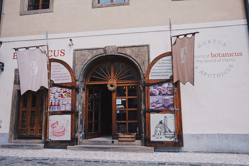 菠丹妮布拉格總店門口的品牌旗幟 